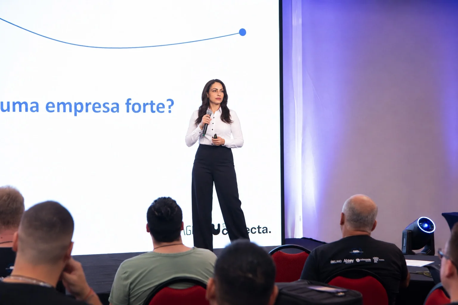 Palestra sobre integridade e compliance conduzida pela Hard.